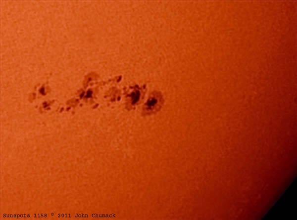 出现在太阳表面的黑色斑点就是太阳黑子，这种临时现象是由于这一区域的强烈磁场活动导致表面温度降低形成的。