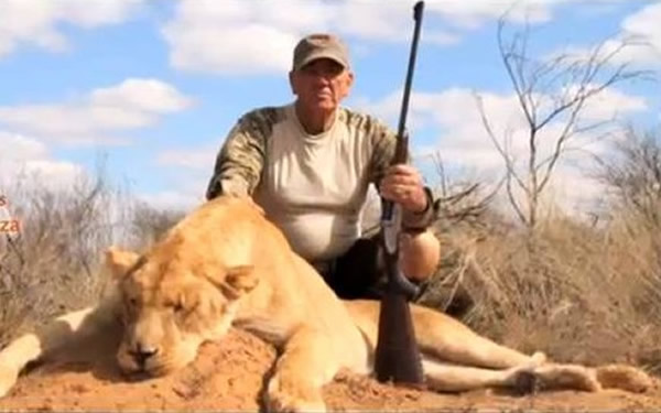 美国好莱坞影星贴猎杀狮子照片被批“恶心的杀手”