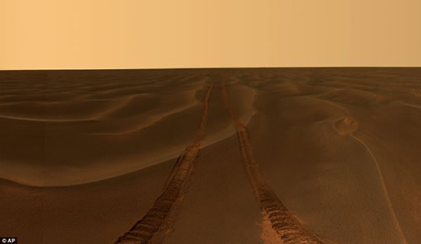 “机遇号”在火星上拍摄到的行驶过的痕迹