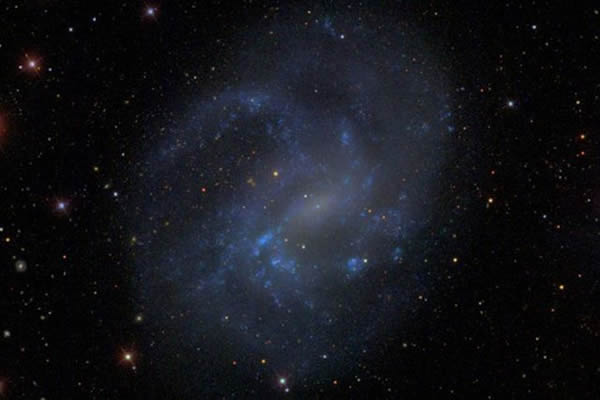 矮星系NGC 4395的图像,没有明显的中央隆起结构