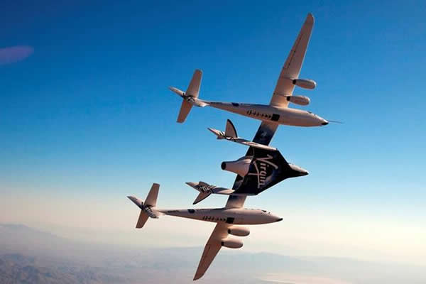 维珍银河公司首席试飞员完成太空船二号亚轨道飞船的试飞