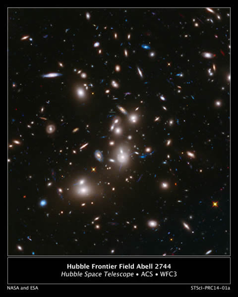 这张长时间曝光的哈勃望远镜图像拍摄的是星系群Abell 2744,这是哈勃空间望远镜迄今拍摄的最深邃宇宙图像