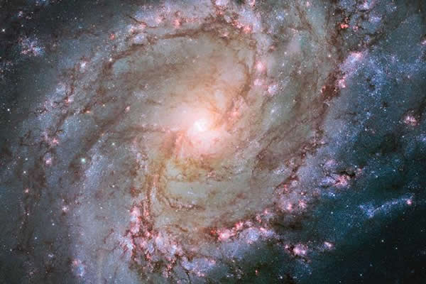 新的哈勃图像揭示了梅西耶83星系中的特殊结构,其拥有中央棒状和旋臂结构,与银河系类似