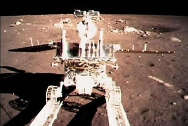 地面与月面巡视器之间的通信延迟也会对“玉兔”的控制出现差错,在危险感知、避障以及巡视器平台自身危险处置上都需要有更加稳妥的考虑