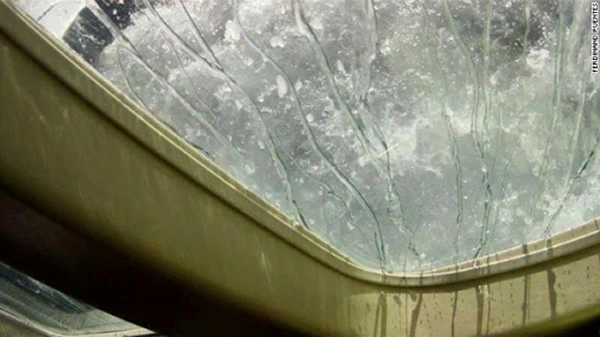 飞机突然发生故障,驾驶员选择在外海迫降。