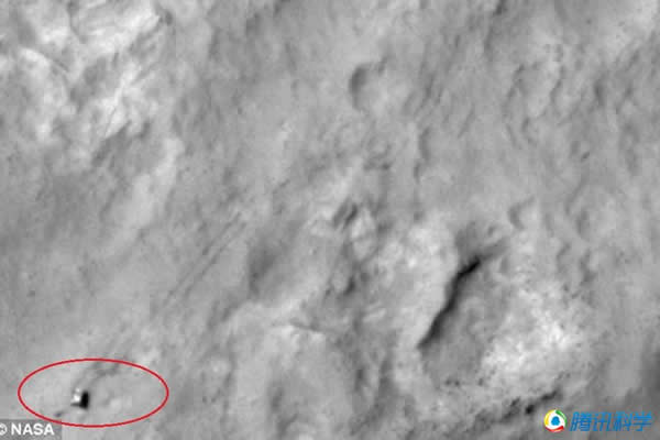 火星勘测轨道探测器拍摄到好奇号行驶的图像。