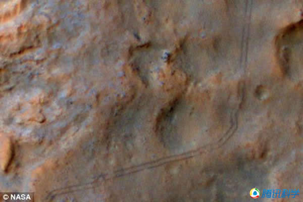 非常清晰的好奇号车轮印记。