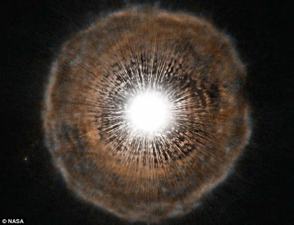 “垂死恒星（红巨星、行星云和超新星）附近的尘埃颗粒被喷射进入恒星介质