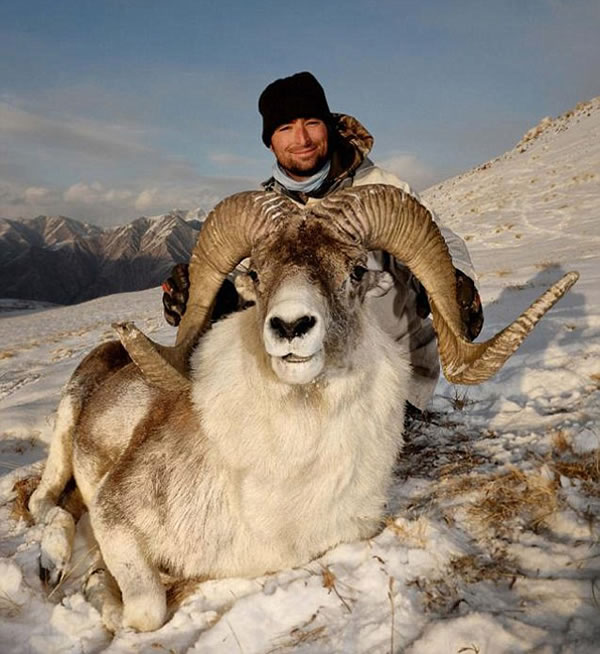 猎人“科里诺尔顿”成功竞拍在纳米比亚猎杀濒危黑犀牛的许可证招来强烈谴责