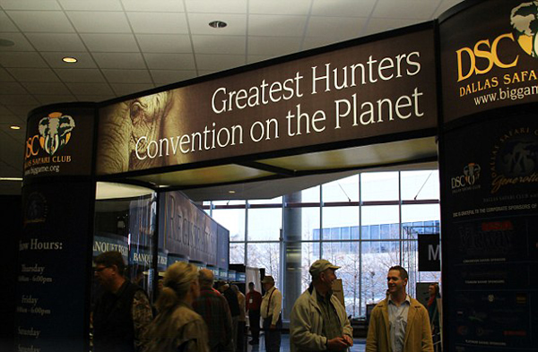 猎人“科里诺尔顿”成功竞拍在纳米比亚猎杀濒危黑犀牛的许可证招来强烈谴责