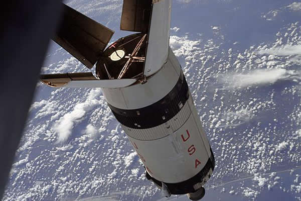 土星五号为三级运载火箭,S-IVB第三级被误认为是小行星。