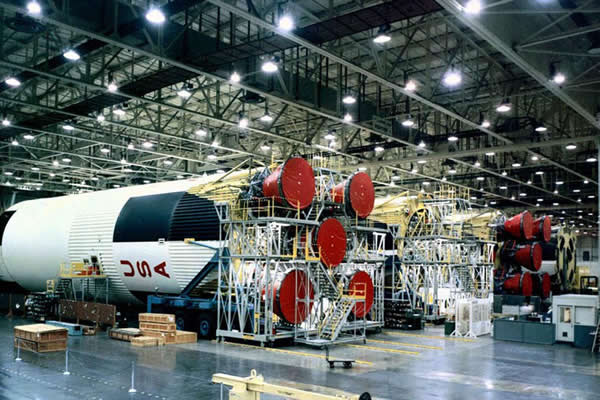 第一级使用了五台推力惊人的F-1液氧煤油发动机。