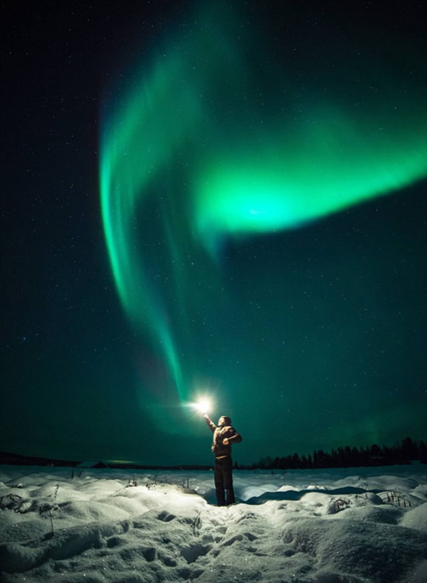 摄影师抓拍男子“抓住”极光神奇瞬间
