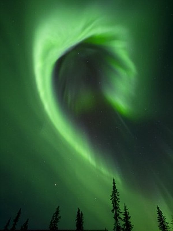 摄影师抓拍男子“抓住”极光神奇瞬间