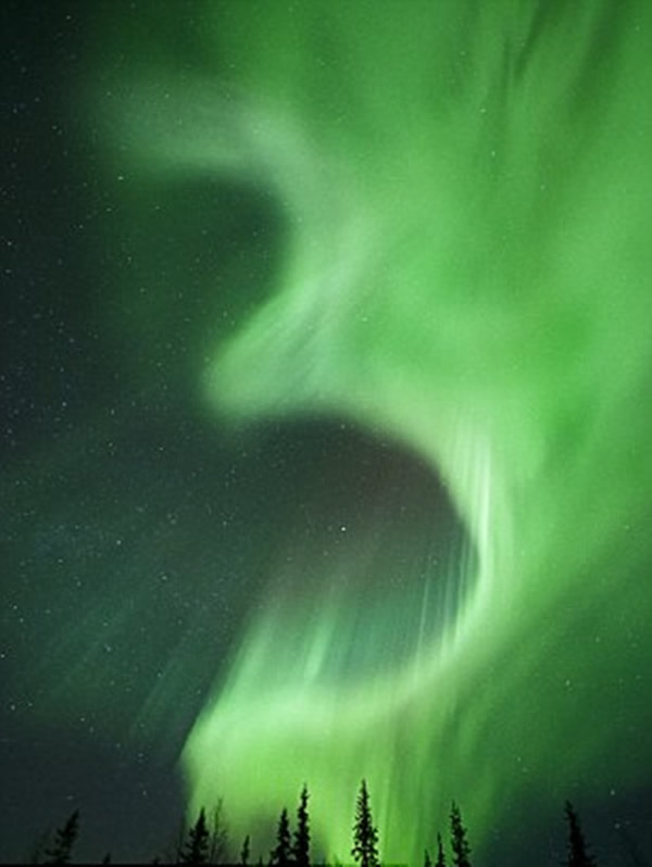 摄影师抓拍男子“抓住”极光神奇瞬间