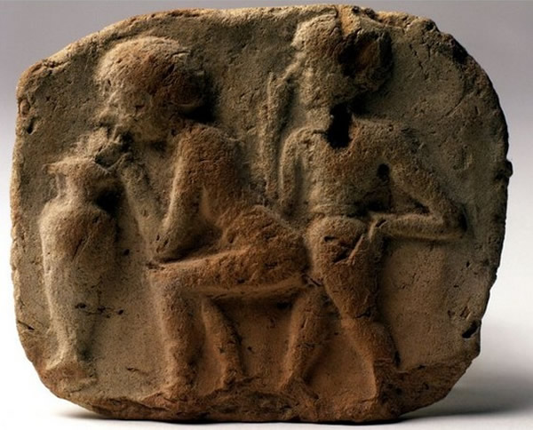 以色列博物馆展出两块约4000年历史的“春宫黏土”