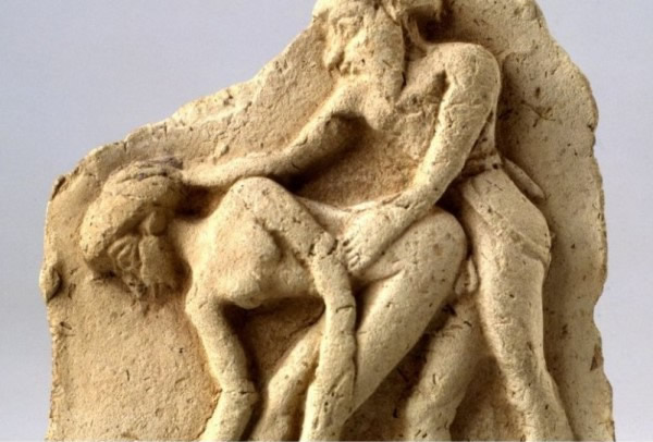 以色列博物馆展出两块约4000年历史的“春宫黏土”