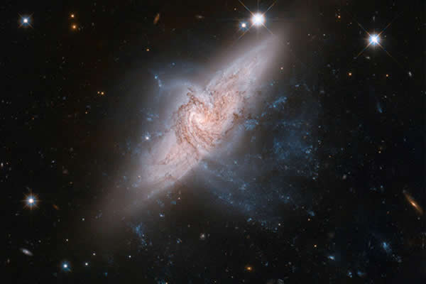 两个星系的重叠图像,但是它们没有发生碰撞