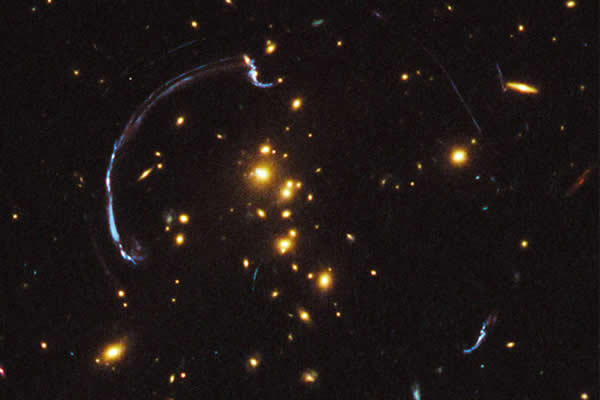 宇宙引力透镜可发现100亿年前的宇宙天体