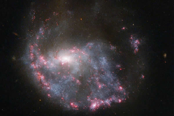 3亿年前发生神秘碰撞的螺旋星系