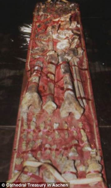 1988年在德国亚琛大教堂发现的千年遗骨确实是查理曼大帝