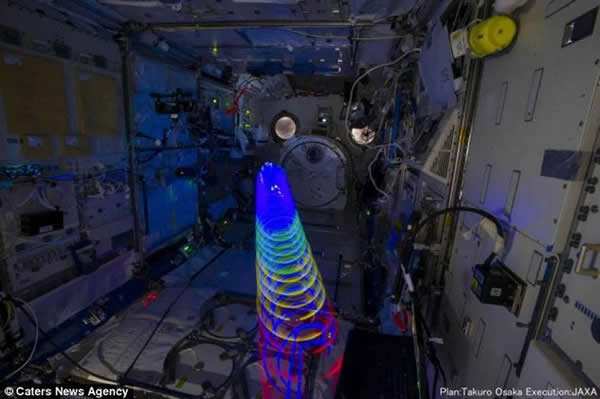这一奇特实验获得了惊人的视觉效果，陀螺仪不断地旋转，快速改变着颜色，形成了一幅幅彩色宇宙艺术照，期间宇航员和陀螺仪都处于失重状态下。