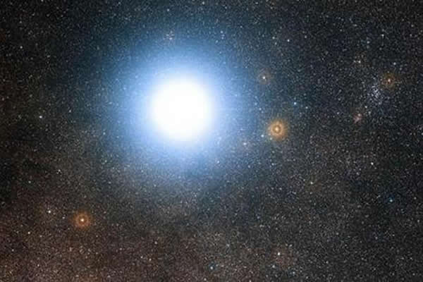 在太阳系周围,存在许多类太阳的恒星,但这些系统中可能不存在类似地球这样的行星,如果我们能改变观测思路,有可能发现外星生命。