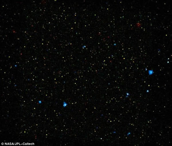 最近公布的核光谱望远镜阵列拍摄的另一张图片,它显示的是被星系环绕的黑洞。图片中的蓝色斑点是核光谱望远镜阵列已经能够捕捉到的新黑洞