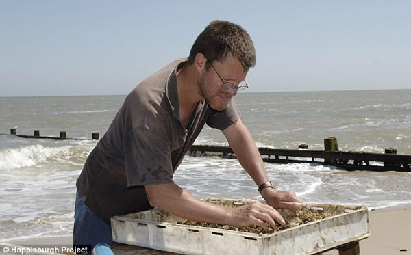 ��Ӣ����ݵİ�ʲ�ٲ�ʿ���Դӹ���˹�����������вɼ��ĳ�������з��������ݵ��µı����㡪���γ����¡����Լ����ֵ�������Ĳ��鶯�ﻯʯ������ѧ�ҵó���ӡ���ڳ������