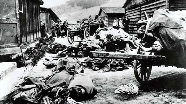 美军将集中营死难者遗体抬出 纳粹德国为修建秘密工厂曾致使4万人丧生
