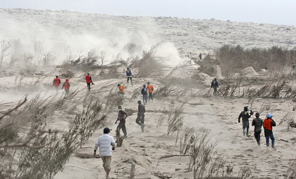 视频记录印度尼西亚锡纳朋火山喷发惊心一刻