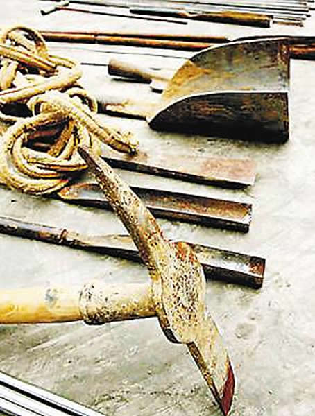 从陕西韩城大墓盗墓者手中缴获的盗墓工具,包括铁锨、绳索和大小不等的洛阳铲。