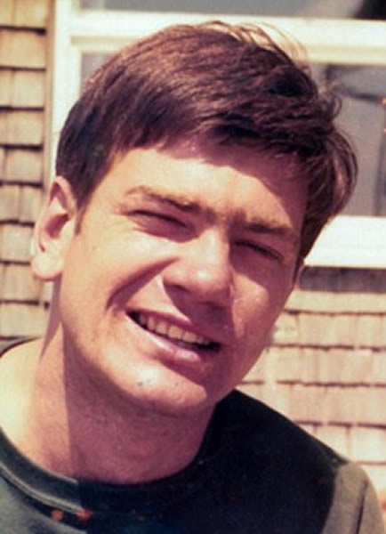 康维尔热爱户外运动,与好友一同进行了许多探险。