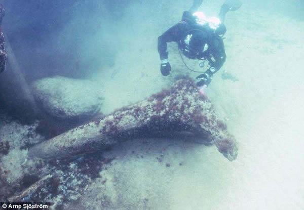 瑞典潜水者发现了深埋在波罗的海深处的罕见石器时代人工制品