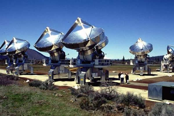 搜寻外星人的关键在于保持对天空的不间断“监听”，射电望远镜具有相当的优势