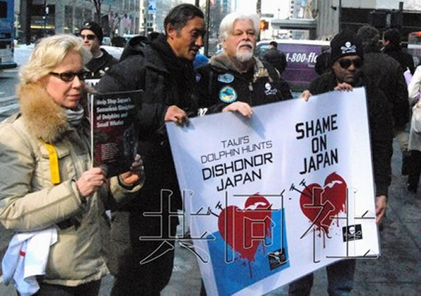 2月14日,反捕鲸团体“海洋守护者协会”的创始人保罗·华特森(左三)出席了在美国纽约的日本总领事馆前举行的抗议活动。