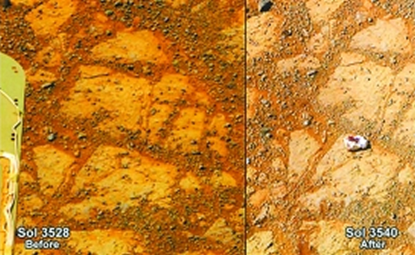 据美国航天局下属喷气推进实验室官网提供的视频链接,“机遇”号首席科学家斯特韦·斯奎尔斯1月16日晚在“机遇”号登陆火星10周年活动上展示了两张照片,一张于今年1