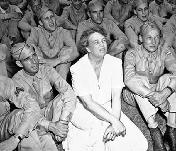 С��˹����ͳ�ķ��˰����ȣ���ѡΪ����������õĵ�һ���ˣ�������1942��6���ڰ׹��ϲ�ƺ�Ӵ�һ�������Ļ��档