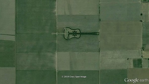 每当飞行员飞过彭巴斯草原时，总是会惊讶的看到井然有序的农田里，出现一个巨大的「吉他」。