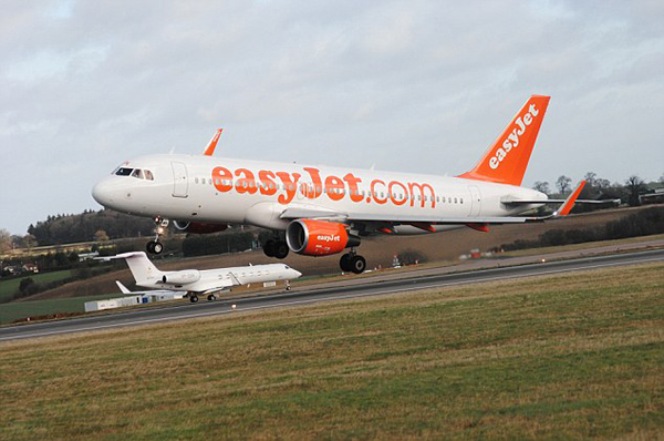 英国A320客机降落时被狂风吹偏跑道惊险迫降