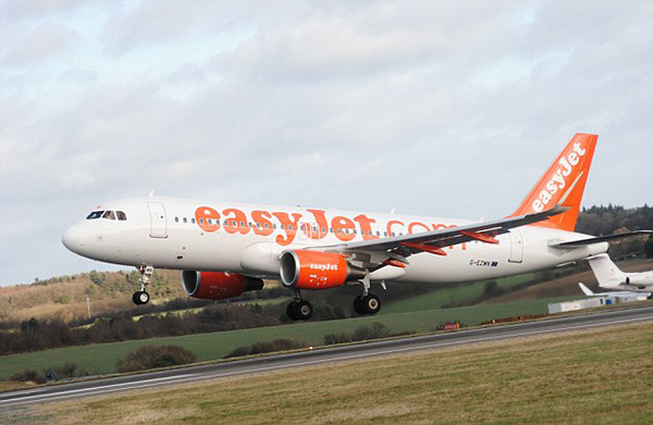 英国A320客机降落时被狂风吹偏跑道惊险迫降