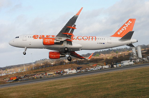 英国A320客机降落时被狂风吹偏跑道惊险迫降