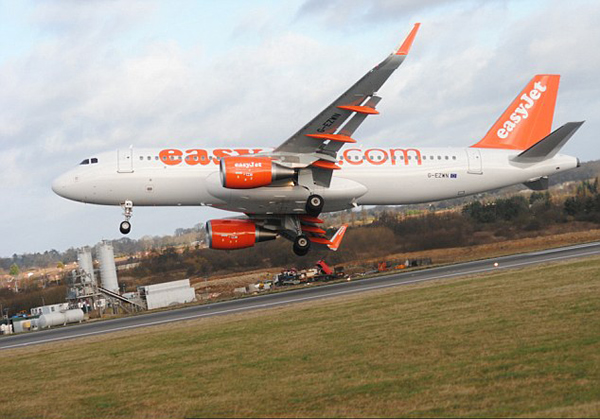 英国A320客机降落时被狂风吹偏跑道惊险迫降