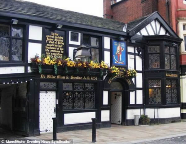英国763年历史老酒馆“老人与镰刀”拍到鬼魂现身