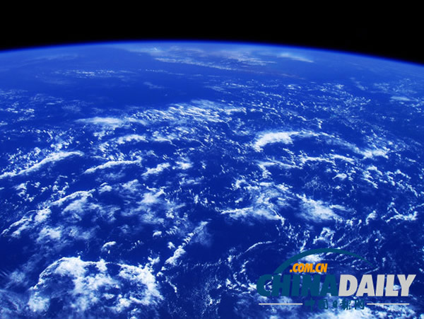 这是2003年10月杨利伟乘坐神舟五号载人飞船绕地球飞行期间拍摄的地球的资料照片。