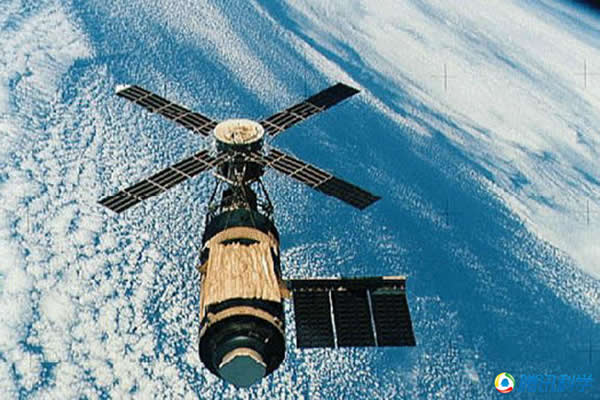 美国宇航局的天空实验室也是坠入大气层的大型航天器