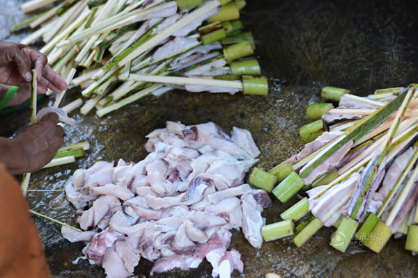 印尼外南梦,当地民众捕杀鲨鱼。