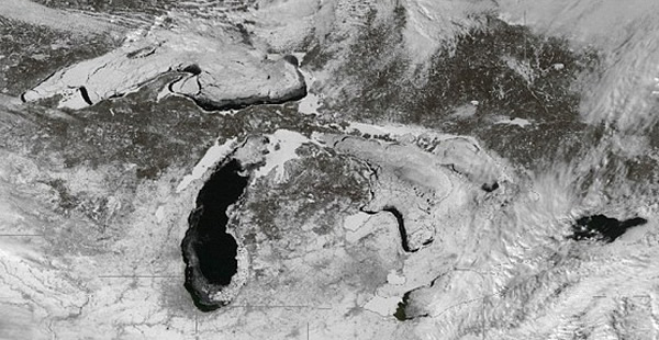 航拍照片显示北美五大湖有80.3%的面积几乎全部结冰