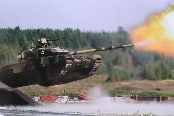 现代坦克自然不会飞，但出色的炮瞄系统可保证在跃起时瞄准并打击移动目标。