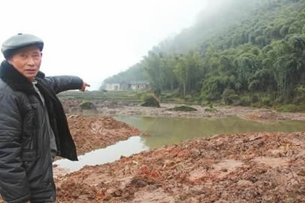 乌木挖走后,农田已被挖烂